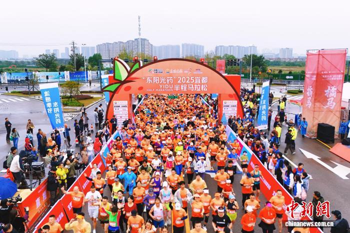 湖北宜都举办马拉松，约5500名跑者在橘林间感受