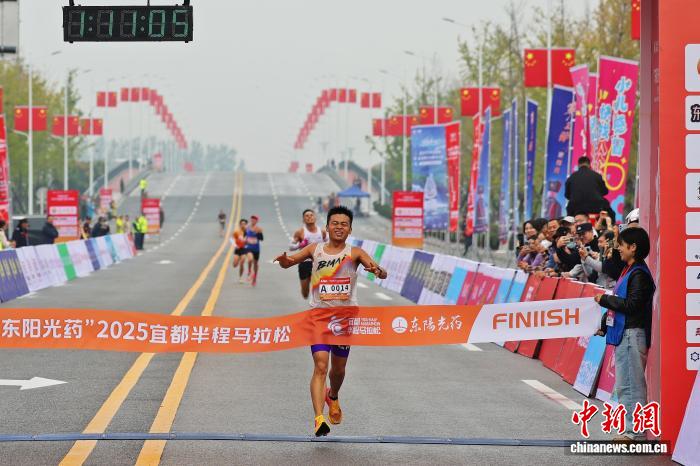 湖北宜都举办马拉松，约5500名跑者在橘林间感受