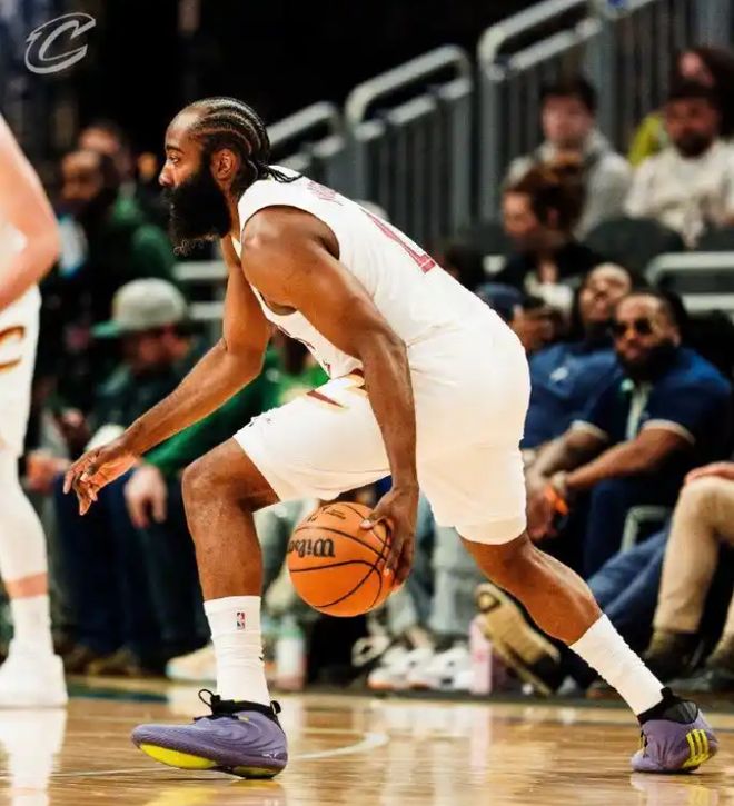 字母哥伤退骑士力克雄鹿取三连胜