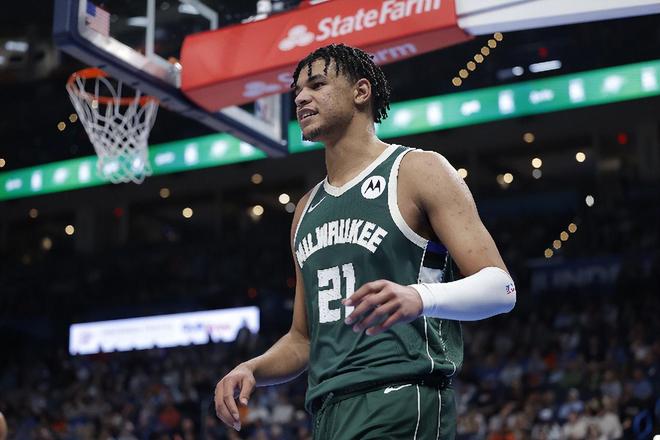 字母哥伤退骑士力克雄鹿取三连胜