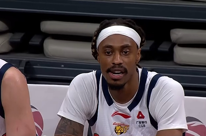 广东队逆转新疆队大胜22分 稳居积分榜前三