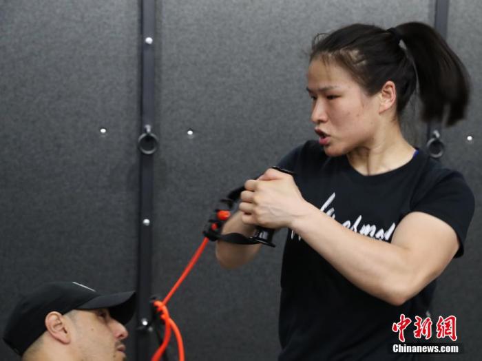 张伟丽纽约重夺金腰带 女子草量级冠军再登巅峰