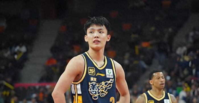 CBA常规赛32轮激战：上海13连胜领跑，广东48分大