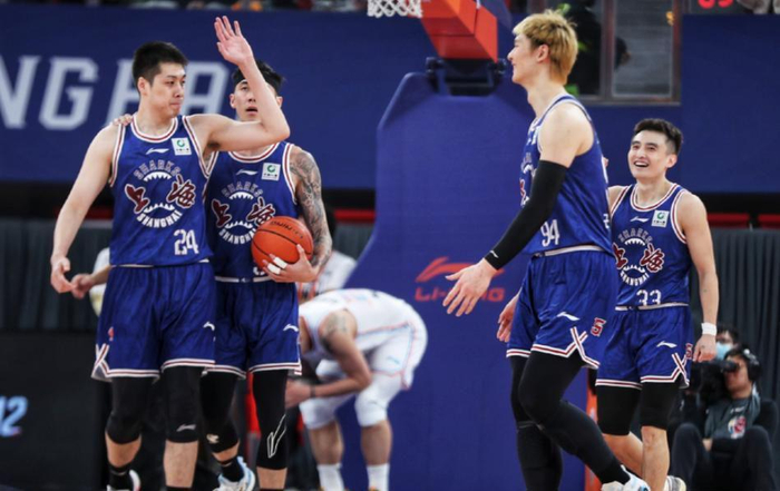 CBA常规赛32轮激战：上海13连胜领跑，广东48分大