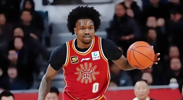 CBA常规赛32轮激战：上海13连胜领跑，广东48分大