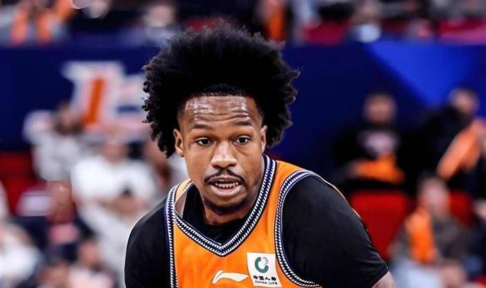 CBA常规赛32轮激战：上海13连胜领跑，广东48分大