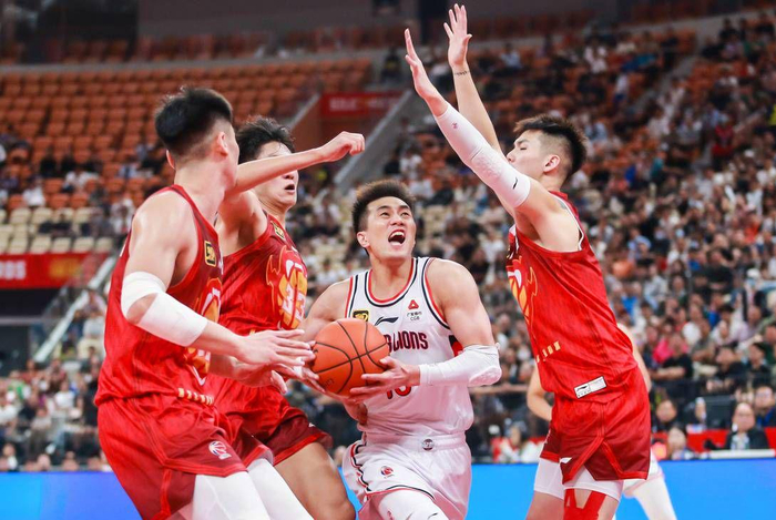 CBA常规赛32轮激战：上海13连胜领跑，广东48分大