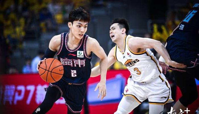CBA常规赛32轮激战：上海13连胜领跑，广东48分大