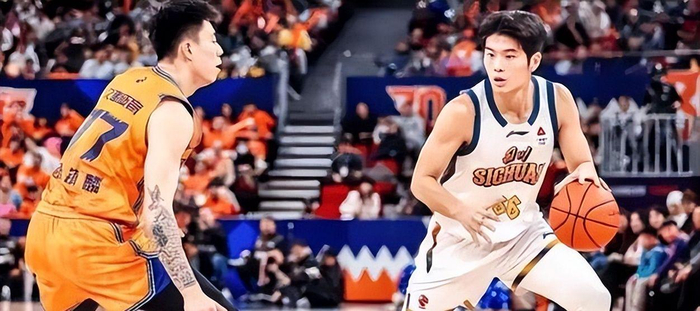 CBA常规赛32轮激战：上海13连胜领跑，广东48分大