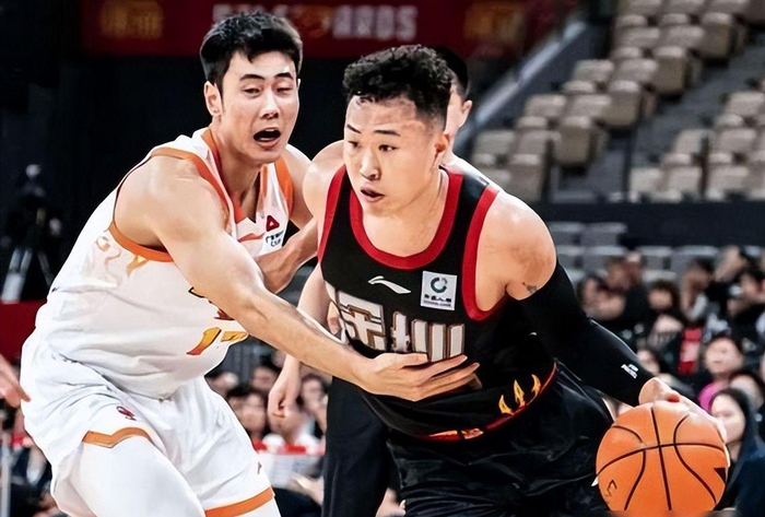 CBA常规赛32轮激战：上海13连胜领跑，广东48分大