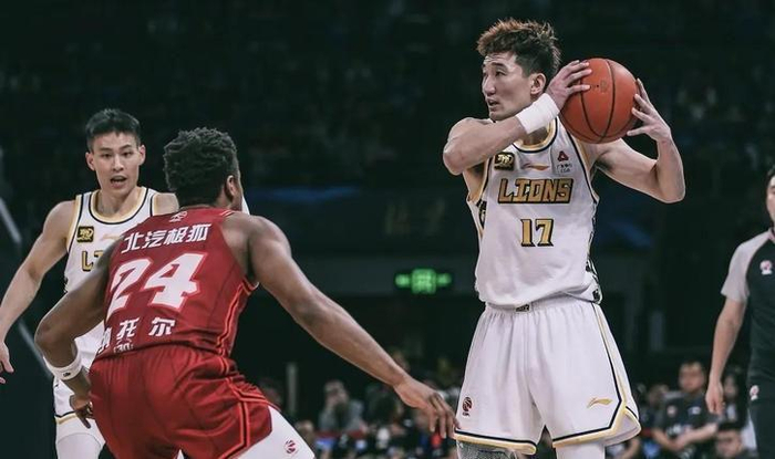 CBA常规赛32轮激战：上海13连胜领跑，广东48分大