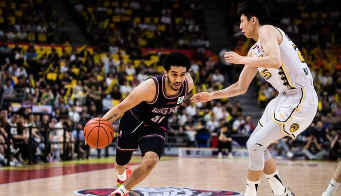 CBA常规赛32轮激战：上海13连胜领跑，广东48分大