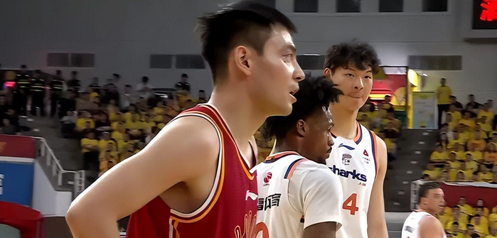 CBA常规赛32轮激战：上海13连胜领跑，广东48分大