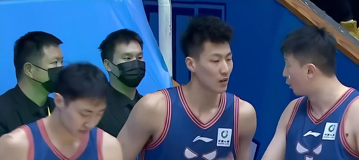 CBA常规赛32轮激战：上海13连胜领跑，广东48分大