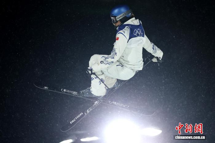 谷爱凌在米兰冬奥会自由式滑雪女子大跳台摘银